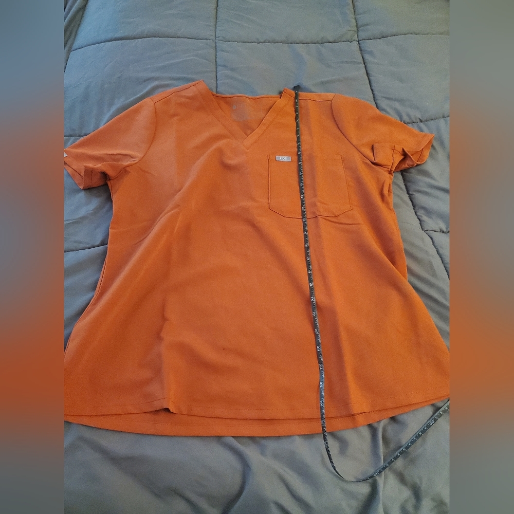 Figs auburn scrub top, size L